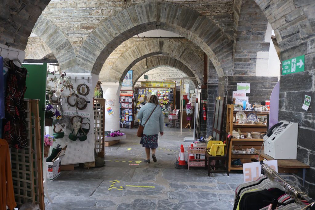 Lower floor wide isle market hall